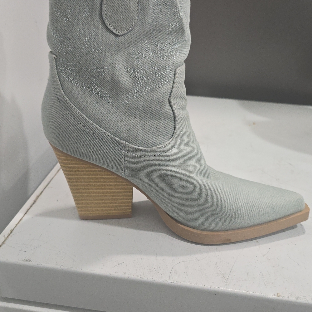Stylish Gray Women's Boots